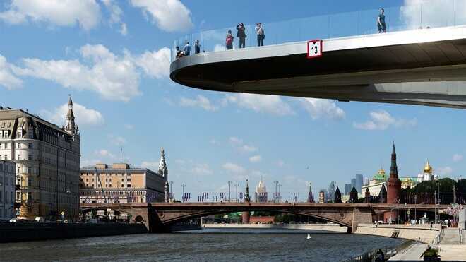 В Москве под парящим мостом в Зарядье нашли еще одно тело утопленника